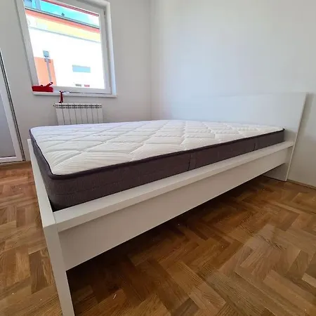 Lovely Small Near The Airport. Daire *